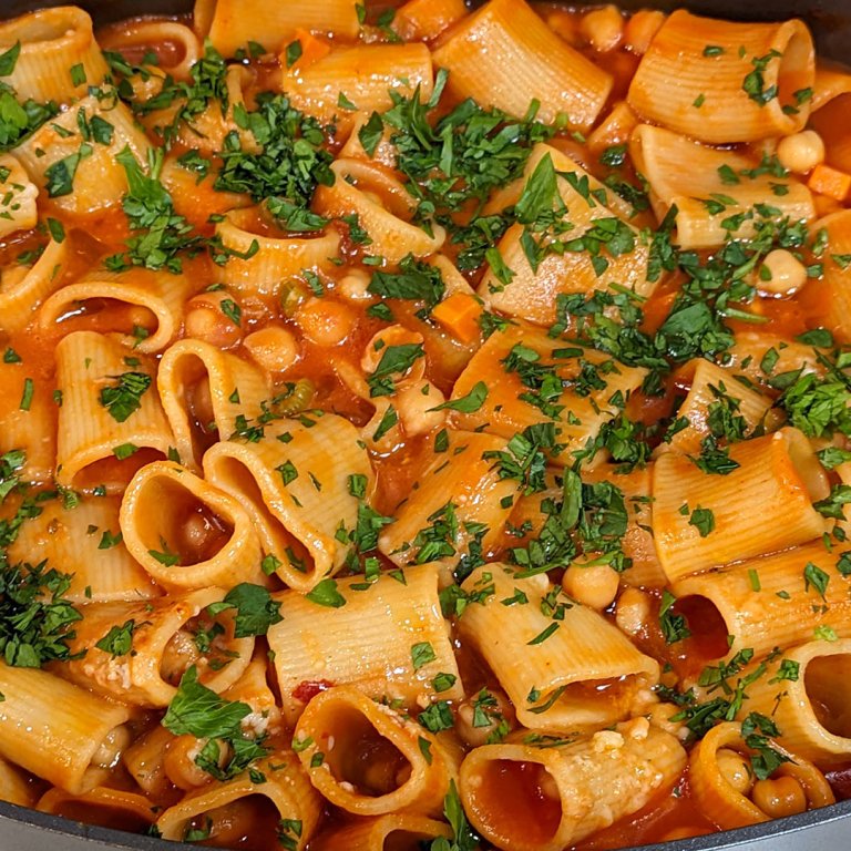 One-Skillet Pasta with Chickpeas (Ceci)