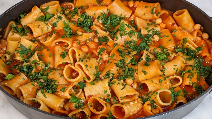 One-Skillet Pasta with Chickpeas (Ceci)
